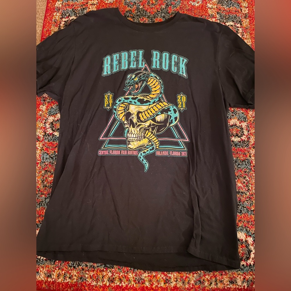 Rebel Rock concert graphic t-shirt. Size L.